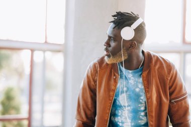 Kulaklık takmış ve müzik afro Amerikan zenci