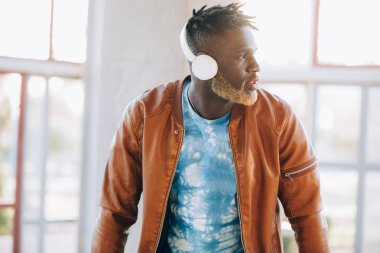 Kulaklık takmış ve müzik afro Amerikan zenci