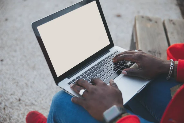 Glücklicher Schwarzer Geschäftsmann Der Draußen Laptop Arbeitet — Stockfoto