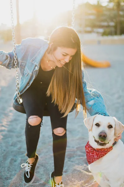 Mulher Beleza Com Seu Cão Brincando Livre Durante Pôr Sol — Fotografia de Stock