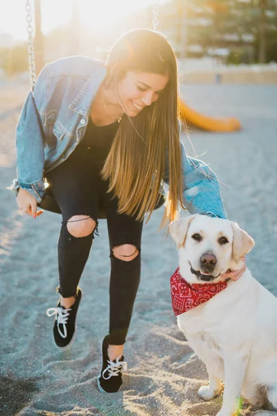 Mulher Beleza Com Seu Cão Brincando Livre Durante Pôr Sol — Fotografia de Stock