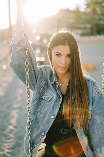 Giovane Bella Donna Sorridente All Aperto Parco — Foto Stock