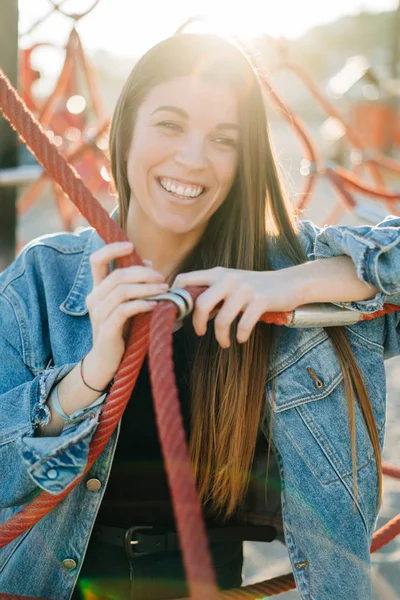 Giovane Bella Donna Sorridente All Aperto Par — Foto Stock