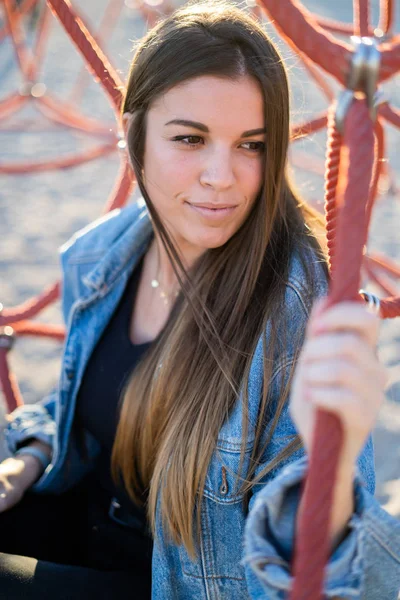 Young Beautiful Woman Smiling Outdoors Par — Stock Photo, Image