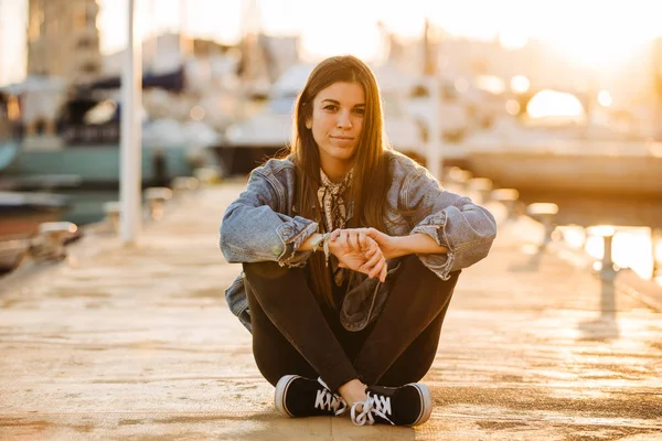 Young Beautiful Woman Sitting Sea Port Sunse — Stock Photo, Image