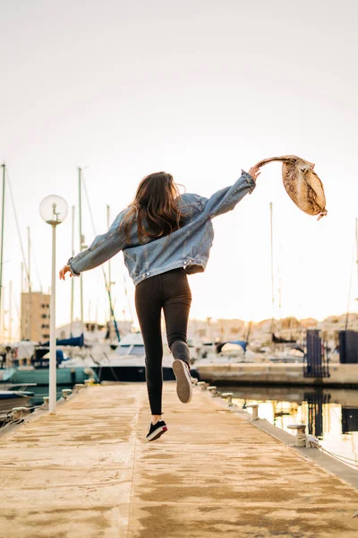 Wanita Bahagia Melompat Pelabuhan Laut Saat Matahari Terbenam — Stok Foto