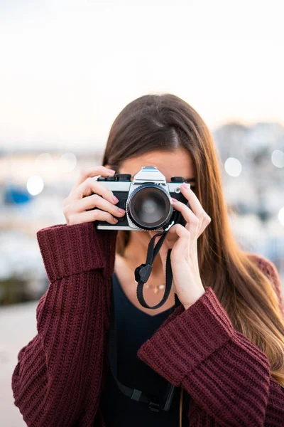 Güzel Kadın Retro Kamera Ile Fotoğraf Çekmek — Stok fotoğraf