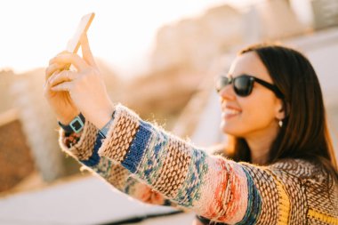 New York'ta bir terasta selfie alarak güneş gözlüğü ile mutlu genç kadın