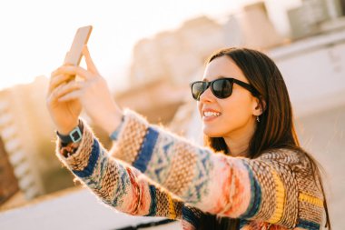 New York'ta bir terasta selfie alarak güneş gözlüğü ile mutlu genç kadın