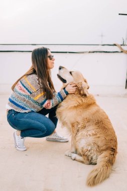 Güzellik kadını ile açık havada oynarken onun köpek