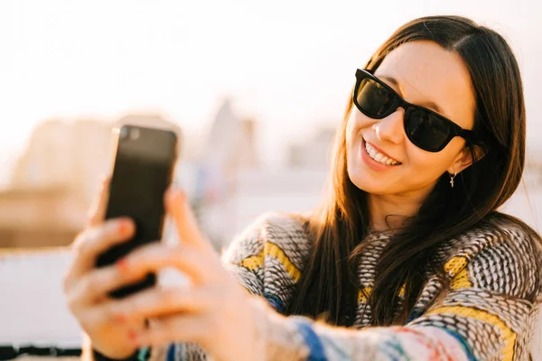 Jovem Feliz Com Óculos Sol Tomando Selfie Terraço Nova York — Fotografia de Stock