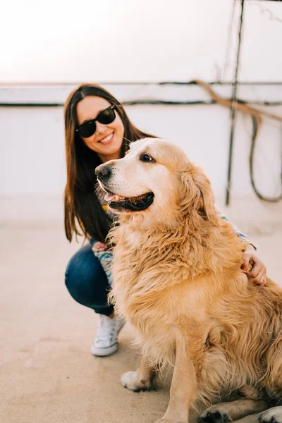 Mulher Beleza Com Seu Cão Brincando Livre — Fotografia de Stock