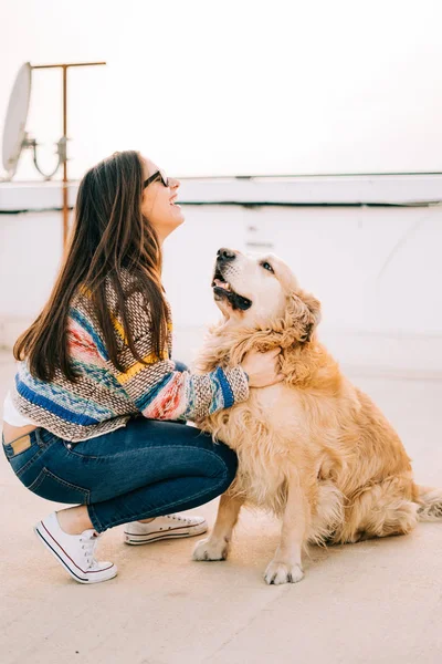 Mulher Beleza Com Seu Cão Brincando Livre — Fotografia de Stock