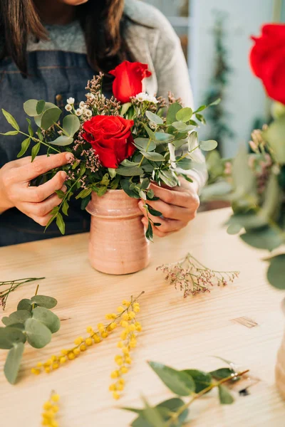 Woman Florist Hace Ramo Rosa Roja Mesa Madera — Foto de Stock