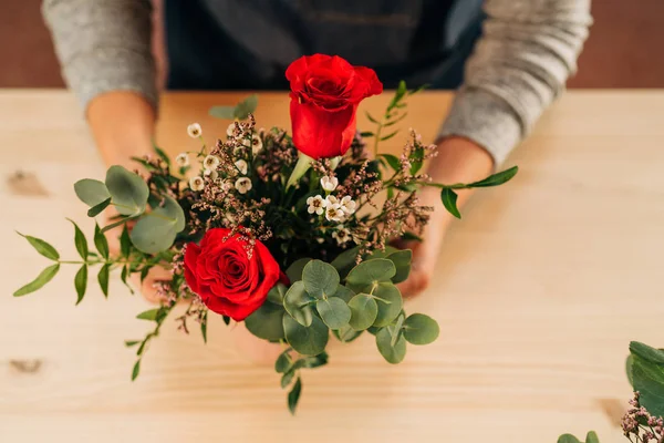 Woman Florist Hace Ramo Rosas Rojas Mesa Madera — Foto de Stock