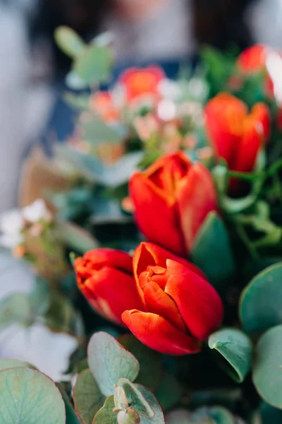 Woman Florist Hace Ramillete Tulipanes Naranjas Mesa Madera — Foto de Stock