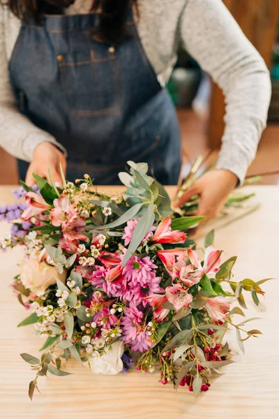 Floristin Macht Blumenstrauß Und Verpackung Packpapier — Stockfoto