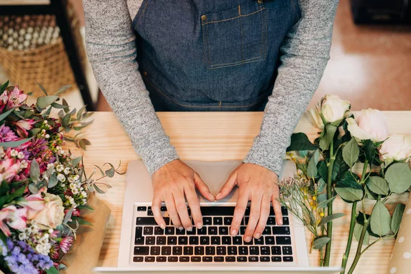 Mujer Florista Usando Portátil Floristería Negocio — Foto de Stock