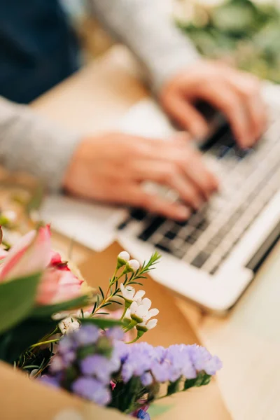Floristin Mit Laptop Ihrem Blumenladen Unternehmen — Stockfoto