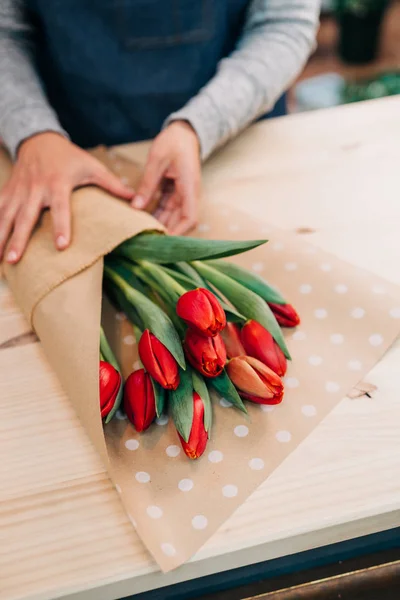 Mann Florist Macht Roten Tulpenstrauß Und Verpackung Packpapier Auf Holztisch — Stockfoto