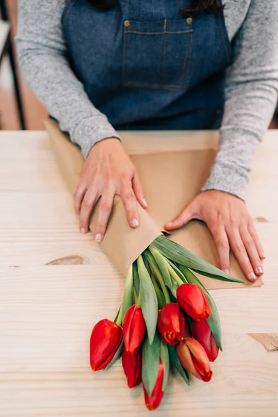 Hombre Florista Hace Ramo Tulipán Rojo Envolver Papel Paquete Mesa — Foto de Stock