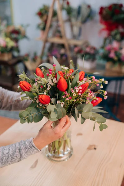 Bonito Ramo Tulipanes Rojo Naranja Una Mesa Madera Una Floristería — Foto de Stock