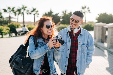Güneşli bir günde bir parkta çekim turist mutlu çift 