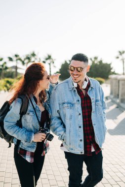 Güneşli bir günde bir parkta çekim turist mutlu çift 