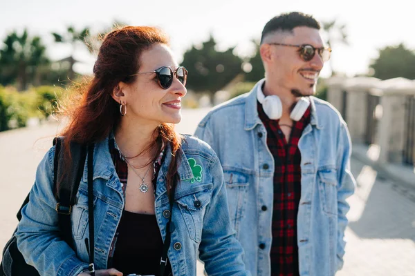 Casal feliz de turistas fotografando em um parque em um dia ensolarado — Fotografia de Stock