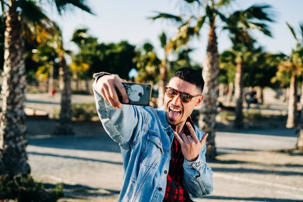 Jovem Atraente Com Óculos Sol Casaco Ganga Fazendo Uma Selfie — Fotografia de Stock