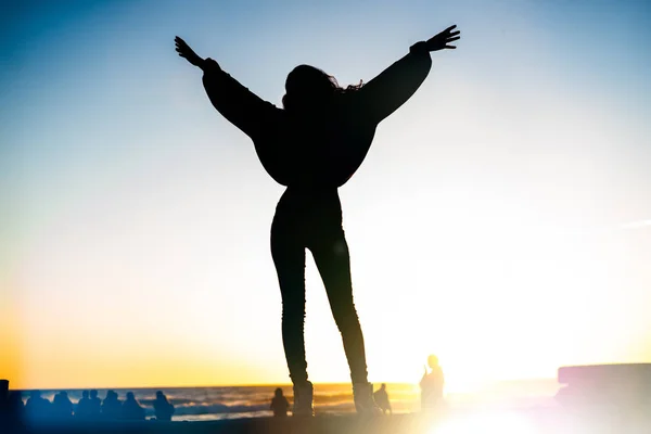 Силуэт Привлекательной Молодой Женщины Прыгающей Стену Время Заката Концепция Энергии — стоковое фото
