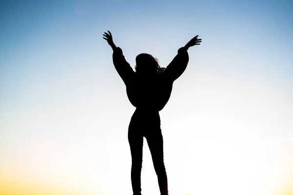 Silhueta Uma Jovem Mulher Atraente Pulando Parede Durante Pôr Sol — Fotografia de Stock