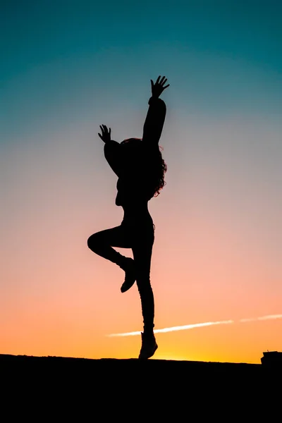 Silhueta Uma Jovem Mulher Atraente Pulando Parede Durante Pôr Sol — Fotografia de Stock