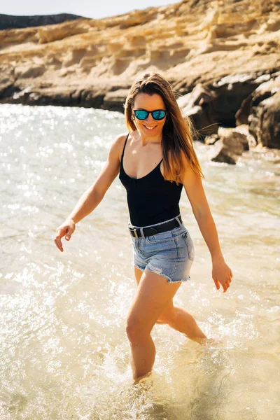 Wanita Muda Cantik Berjalan Pantai Selama Liburan Musim Panas — Stok Foto