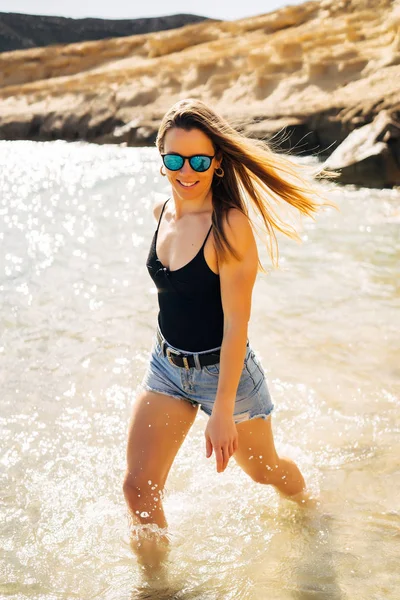 Bella Giovane Donna Che Cammina Sulla Spiaggia Durante Vacanze Estive — Foto Stock