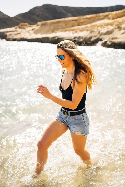 Mulher Muito Jovem Andando Praia Durante Férias Verão — Fotografia de Stock