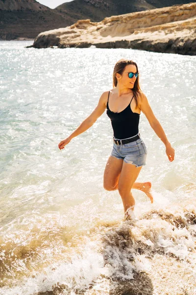 Bella Giovane Donna Che Cammina Sulla Spiaggia Durante Vacanze Estive — Foto Stock