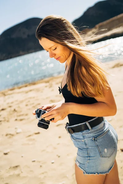 Jovem Atraente Fazendo Fotos Sua Câmera Vintage Praia Durante Férias — Fotografia de Stock