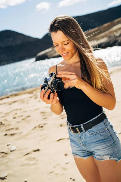 Jovem Atraente Fazendo Fotos Sua Câmera Vintage Praia Durante Férias — Fotografia de Stock