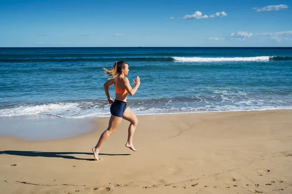 Fitness Joven Corriendo Playa Durante Las Vacaciones Verano — Foto de Stock