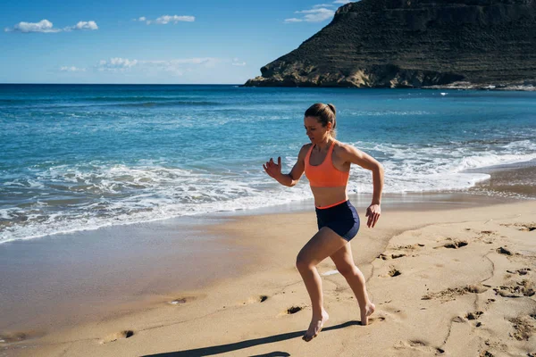 Fitness Jovem Correndo Praia Durante Férias Verão — Fotografia de Stock