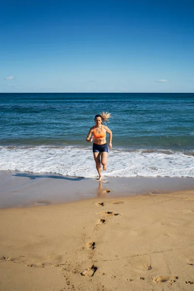 Fitness Joven Corriendo Playa Durante Las Vacaciones Verano — Foto de Stock