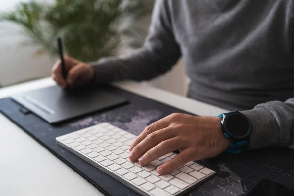 Freiberufler Arbeitet Von Hause Aus Und Nutzt Tablet — Stockfoto