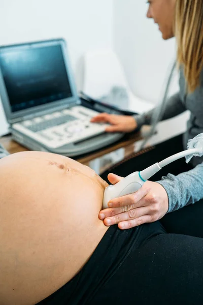 Arzt führt Ultraschalluntersuchung an schwangerer Frau durch — Stockfoto