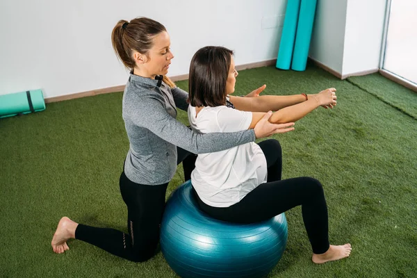 Mulher grávida fazendo fitness ball e pilates exercício com coac — Fotografia de Stock