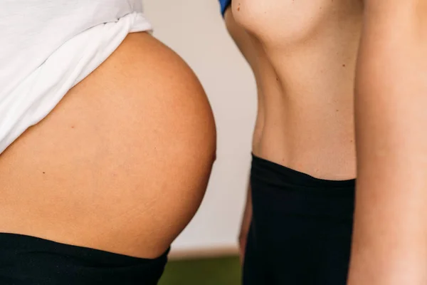 Nahaufnahme einer sportlichen jungen Frau mit hypopressivem Bauchwitz — Stockfoto