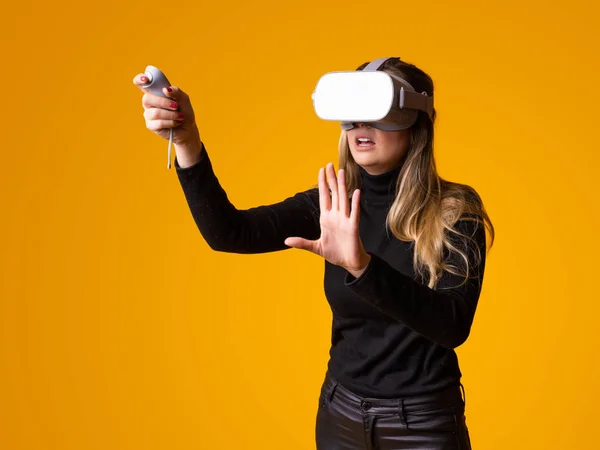 Mulher jovem incrível tocando o ar durante a experiência VR — Fotografia de Stock