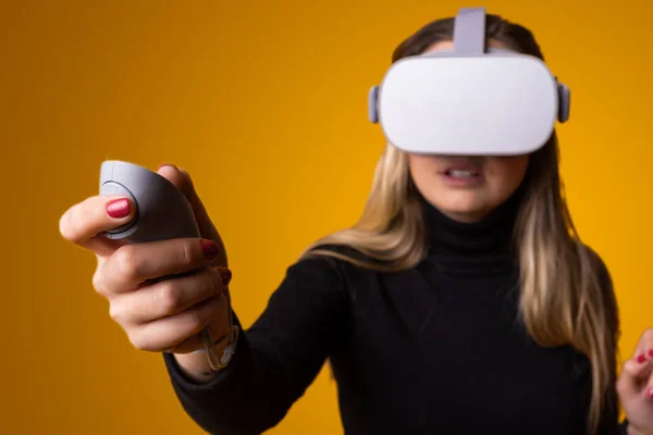 Jovem mulher usando dispositivo de realidade virtual — Fotografia de Stock