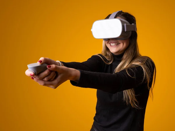 Mulher jogar o jogo de vídeo com dispositivo de realidade virtual — Fotografia de Stock
