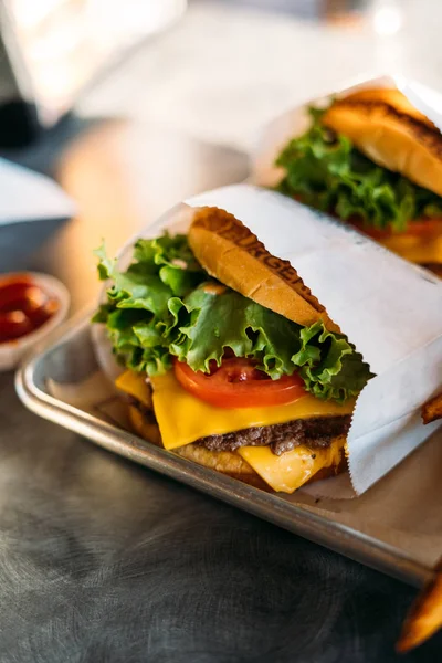 Orijinal ve geleneksel New York peynirli hamburgeri. Lezzetli fast food.